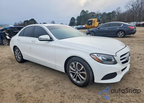 2017 Mercedes-Benz C 300 z USA, uszkodzony, nr VIN 55SWF4JB0HU192516